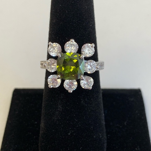 Emerald green & Crystal Cocktail Ring 6 3/4 - Picture 4 of 8